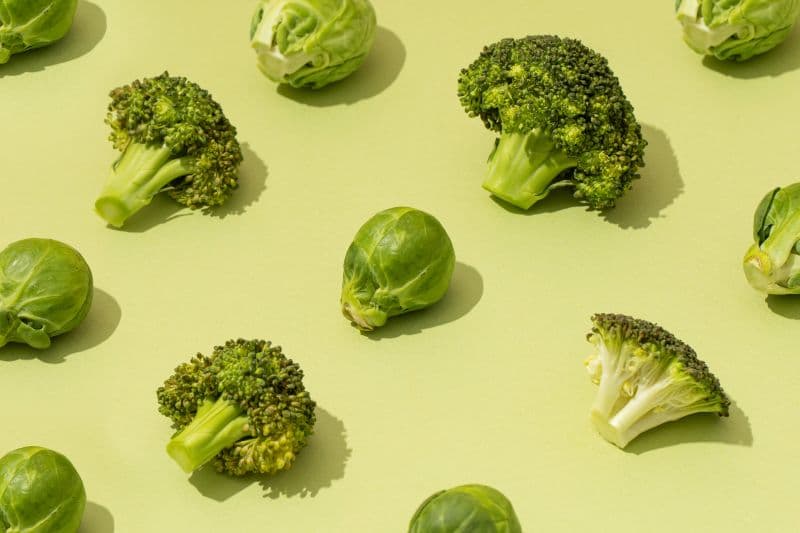 Một số loại rau xanh thuộc họ cải chứa khá nhiều canxi.