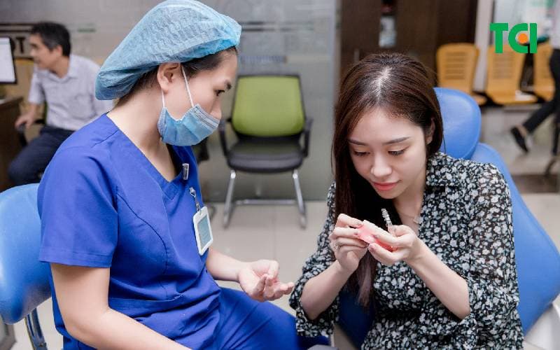 Niềng răng invisalign bao tiền