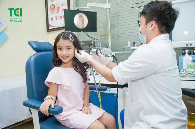 Khi thấy cơ thể xuất hiện triệu chứng như đau họng, ù tai, khan tiếng,... trong một thời gian dài cần phải đi thực hiện nội soi để phát hiện bệnh lý 