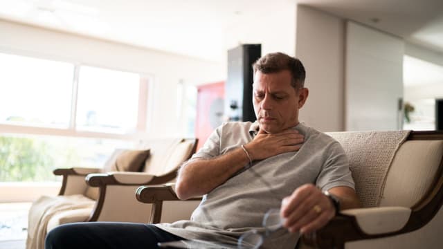 Ợ hơi trào ngược dạ dày kéo dài: Khi nào cần đi khám?