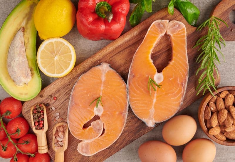 Omega-3 là một nhóm axit béo không bão hòa đa, gồm ba loại chính là ALA (axit alpha-linolenic), EPA (axit eicosapentaenoic) và DHA (axit docosahexaenoic).