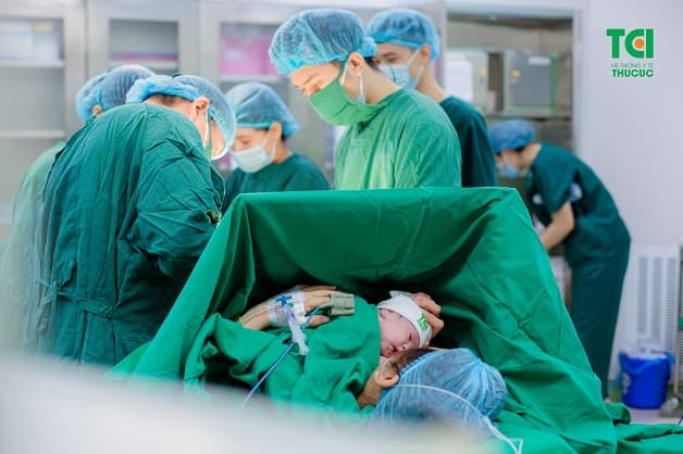 Phẫu thuật lấy thai là một phương pháp được sử dụng trong trường hợp mẹ bầu gặp khó khăn với phương pháp sinh thường, hoặc với mẹ không muốn sinh thường