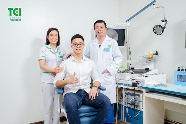 BS Tiến không chỉ được đánh giá cao về trình độ chuyên môn, mà còn được đông đảo người bệnh yêu quý vì sự nhiệt tình và tâm lý.