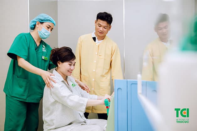 Ekip bác sĩ, hộ sinh, điều dưỡng hỗ trợ nhiệt tình cho mẹ bầu trong quá trình sinh nở tại phòng sinh gia đình