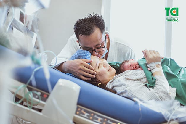 Tại phòng sinh gia đình, bố và mẹ được áp da cùng con ngay khoảnh khắc chào đời, giúp con yêu cảm nhận trọn vẹn hơi ấm gia đình