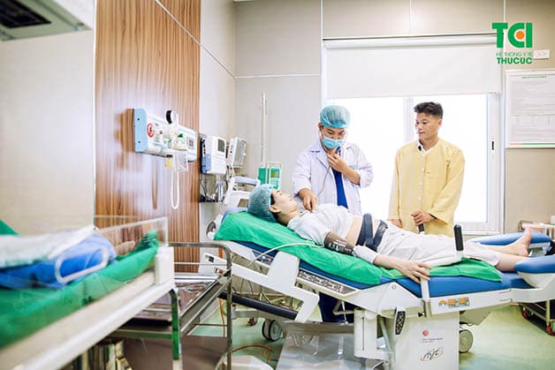 Giường sinh có hệ thống nâng đỡ, giúp mẹ bầu vượt cạn thuận lợi, dễ dàng hơn