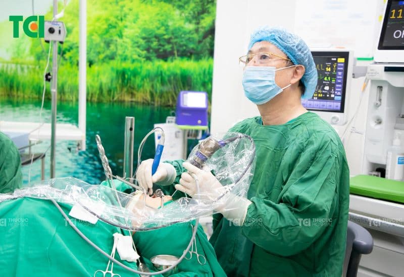 Tại Hệ thống Y tế Thu Cúc TCI, việc khám và nạo VA cho trẻ được thực hiện bởi đội ngũ bác sĩ chuyên khoa tai mũi họng giàu kinh nghiệm, đã điều trị thành công cho hàng chục ngàn trường hợp VA quá phát.