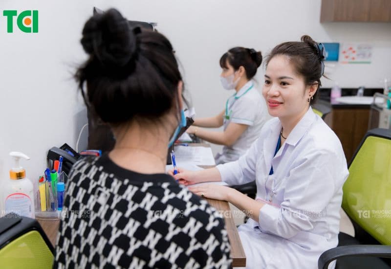 Nếu gặp tình trạng rối loạn kinh nguyệt kéo dài, chị em nên đến gặp bác sĩ để được tư vấn và điều trị kịp thời