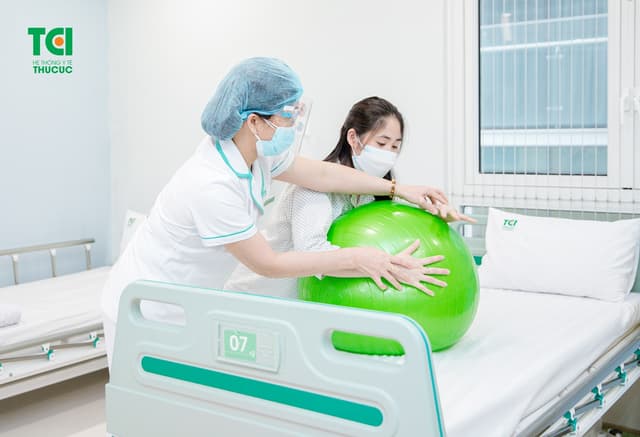 Tập bóng hỗ trợ chuyển dạ nhanh &#8211; Bí kíp giúp mẹ bầu &#8220;vượt cạn&#8221; nhẹ nhàng