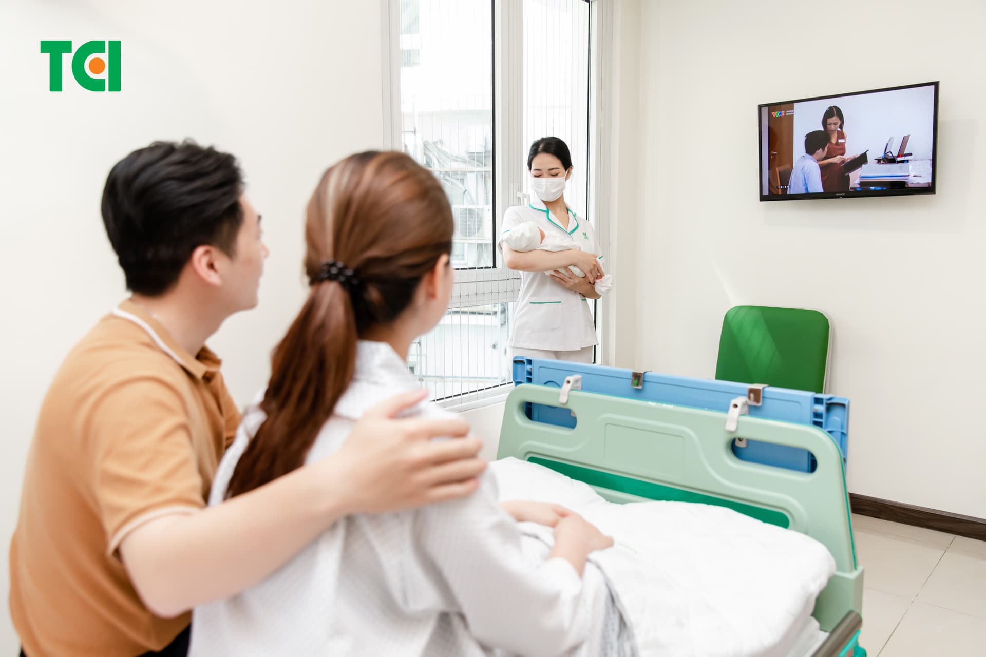 Điều dưỡng, nữ hộ sinh chăm sóc mẹ và bé tận tình, chu đáo suốt thời gian lưu viện