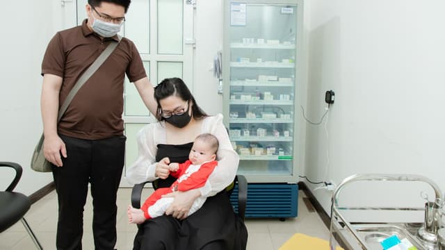 So sánh tiêm mũi 5 trong 1 tiêm chủng mở rộng với tiêm dịch vụ