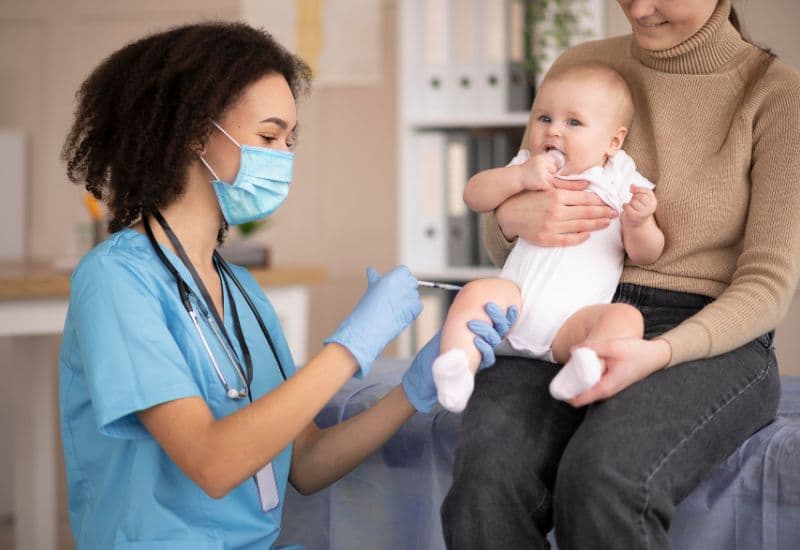 Vắc-xin 6 trong 1 là vắc-xin kết hợp, giúp bảo vệ trẻ khỏi 6 bệnh truyền nhiễm nguy hiểm là bạch hầu, ho gà, uốn ván, viêm gan B, bại liệt và các bệnh lý do Haemophilus influenzae loại B (Hib).