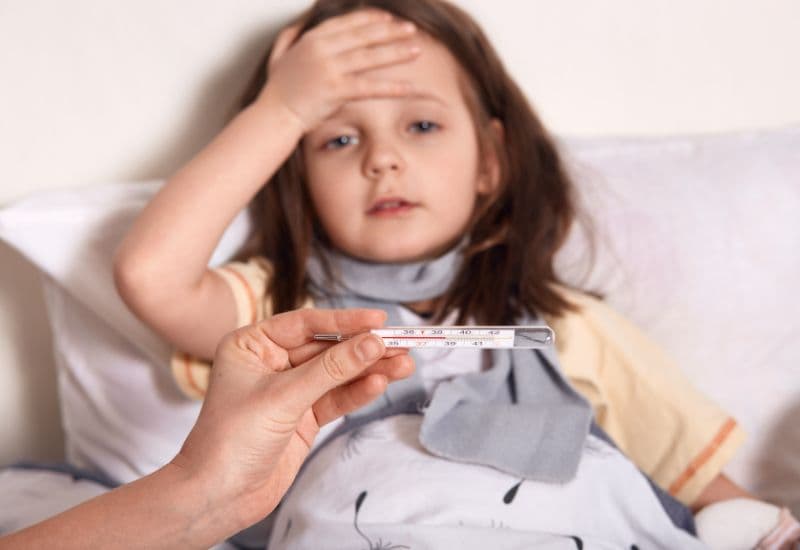 Sốt sau khi tiêm vắc-xin là một phản ứng tự nhiên của cơ thể.