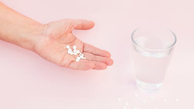 Thông tin cơ bản về vấn đề tiêm vắc-xin có nên uống thuốc hạ sốt