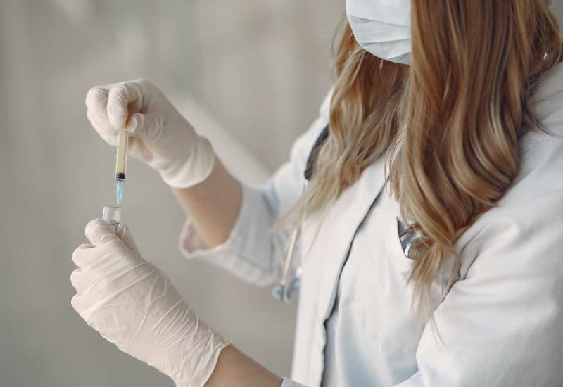 Sau khi vắc-xin được đưa vào cơ thể, một loạt các phản ứng sinh học sẽ diễn ra để xây dựng khả năng miễn dịch.