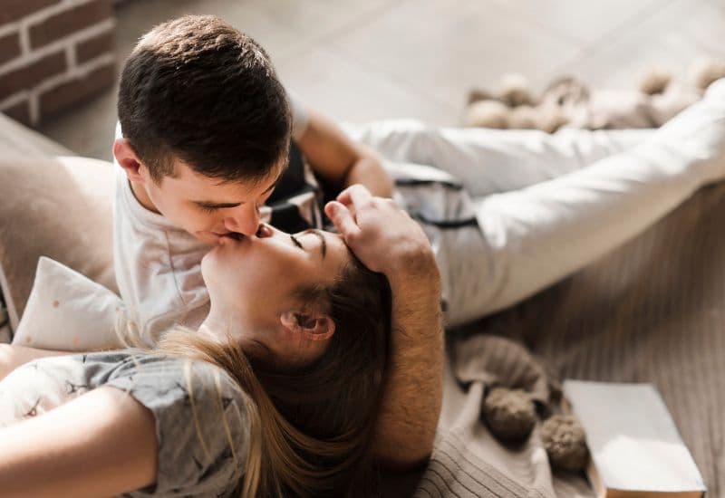 Giải đáp chi tiết thắc mắc: Tiêm vắc-xin về có quan hệ được không?