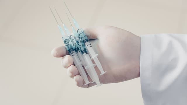 Quan hệ tình dục sau khi tiêm vắc-xin: Lời khuyên từ chuyên gia