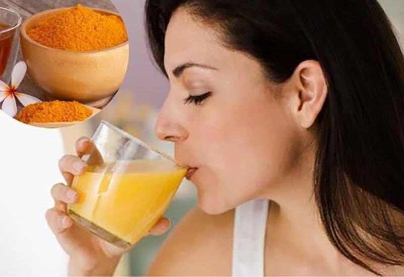 Uống tinh bột nghệ kết hợp mật ong vào buổi sáng là cách khá phổ biến