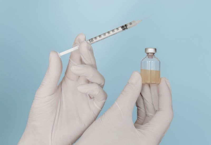 Vắc-xin 5 trong 1 giúp phòng ngừa 5 bệnh nguy hiểm thường gặp ở trẻ nhỏ, bao gồm: bạch hầu, ho gà, uốn ván, viêm gan B, và bệnh do vi khuẩn Hib (viêm phổi, viêm màng não).