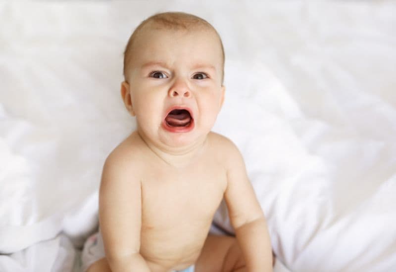 Những tình trạng như sốt, tiêu chảy hay các bệnh lý mãn tính có thể làm giảm khả năng đáp ứng của cơ thể với vắc-xin; trong trường hợp này, bác sĩ thường khuyến nghị hoãn lịch tiêm cho đến khi sức khỏe của trẻ ổn định.