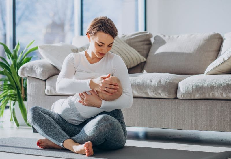 Bú quá nhanh có thể làm dạ dày trẻ bị đầy đột ngột, tạo áp lực lên cơ vòng thực quản, khiến thức ăn bị trào ngược.