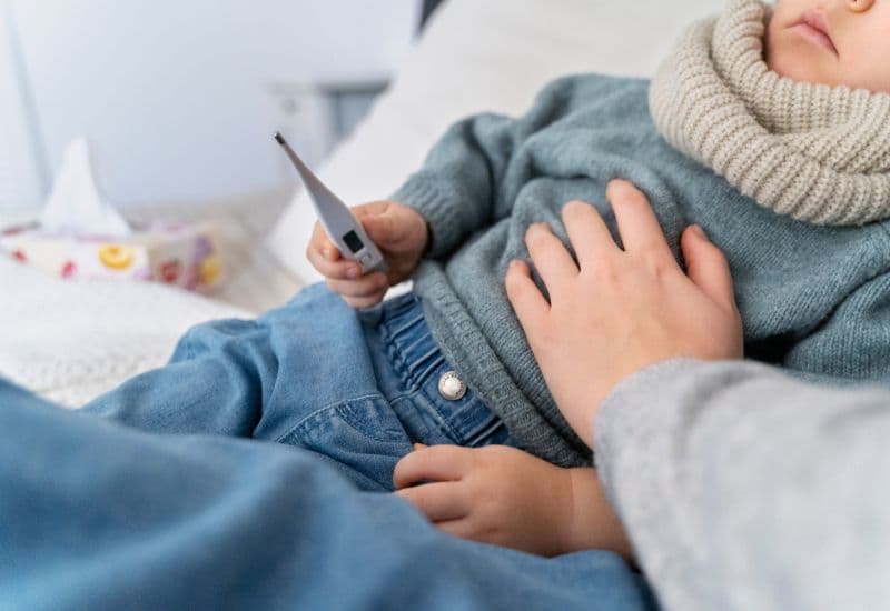 Sốt cao đi kèm nôn có thể là dấu hiệu nhiễm trùng đường tiêu hóa, viêm màng não hoặc các bệnh lý nhiễm trùng nghiêm trọng khác.