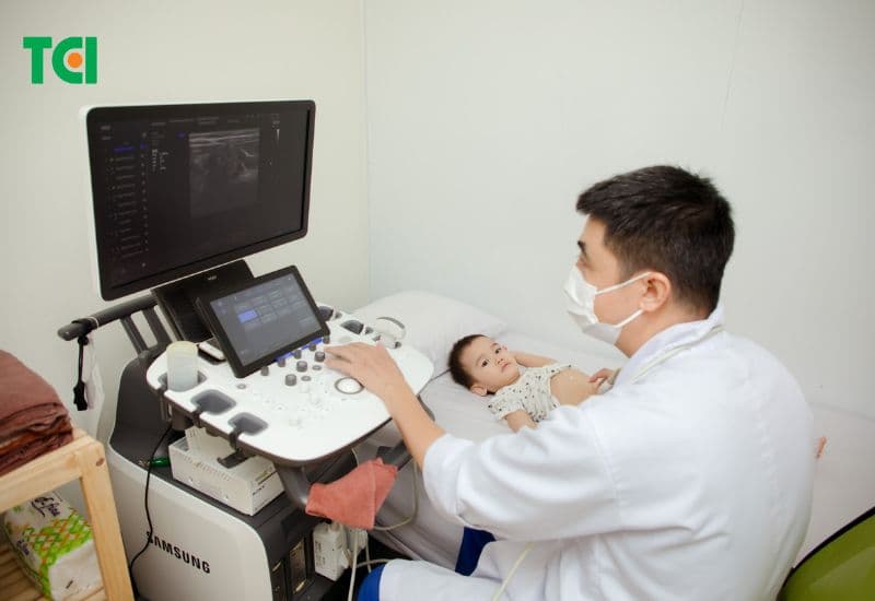 Để xác định nguyên nhân khiến trẻ ăn vào là nôn, thăm khám lâm sàng kết hợp với thăm khám cận lâm sàng là vô cùng cần thiết.