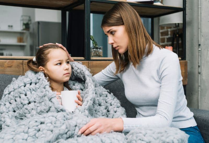 Giải đáp chi tiết thắc mắc: Trẻ bị cảm lạnh có nên đắp chăn?