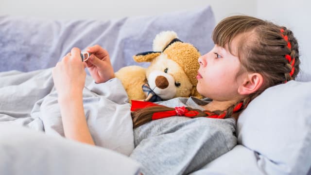 Tìm hiểu vấn đề trẻ bị cảm lạnh có nên đắp chăn