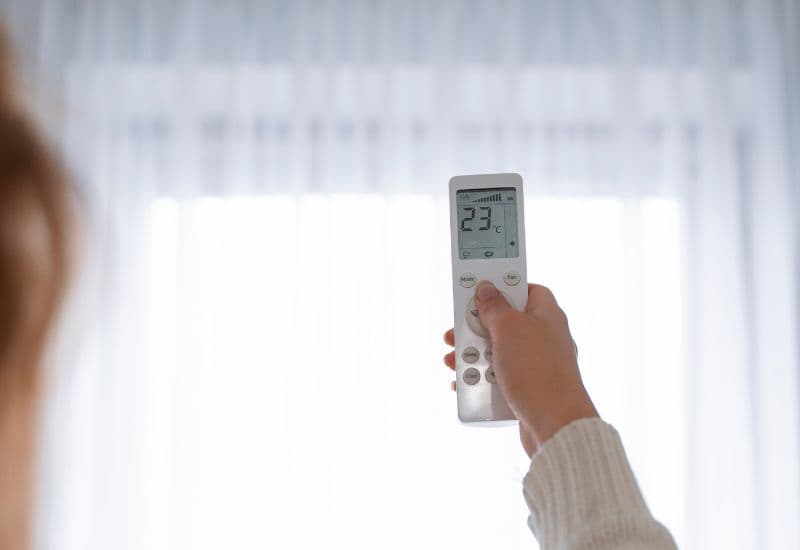 Giải đáp chi tiết thắc mắc: Trẻ bị cảm lạnh có nên nằm điều hòa?