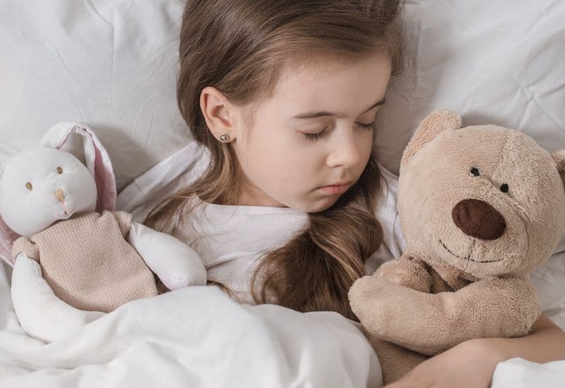 Chăn đắp cho trẻ bị cảm lạnh nên mỏng, nhẹ và làm từ chất liệu thoáng khí như cotton để tránh gây quá nóng.