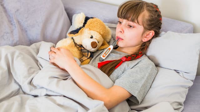 Tìm hiểu vấn đề trẻ bị cảm lạnh có nên nằm điều hòa