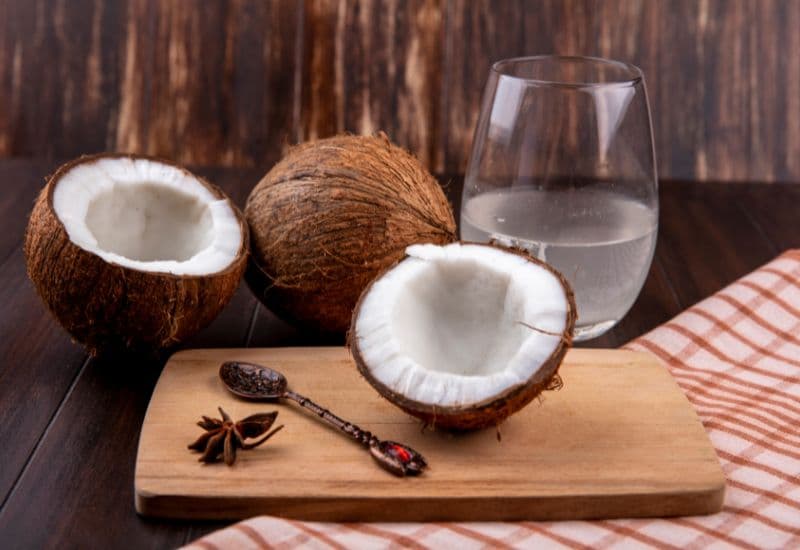 Nước dừa có thể được sử dụng để bổ sung nước, chất điện giải và tăng cường hệ miễn dịch cho trẻ.