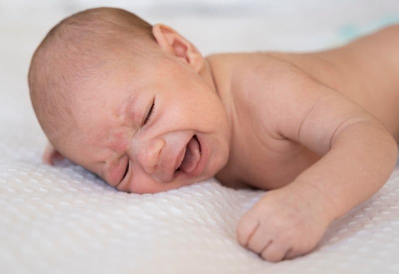 Trẻ cũng có thể quấy khóc nhiều hơn bình thường.