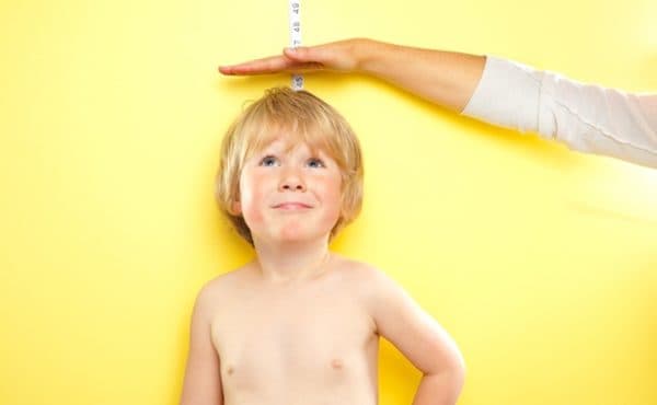 Suy dinh dưỡng thấp còi là tình trạng trẻ chậm phát triển chiều cao, chỉ đạt 90% so với chiều cao chuẩn