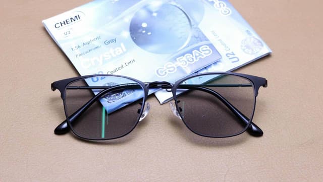 Tròng kính cận loạn đổi màu – Những điều cần chú ý