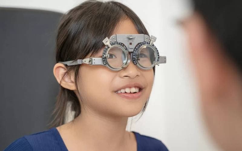 Tròng kính cận loạn đổi màu giá bao tiền