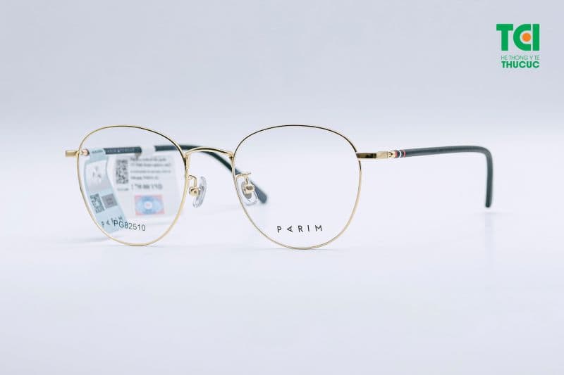 Vật liệu có chiết suất cao cho phép tròng kính có độ mỏng tốt hơn so với các vật liệu thông thường.