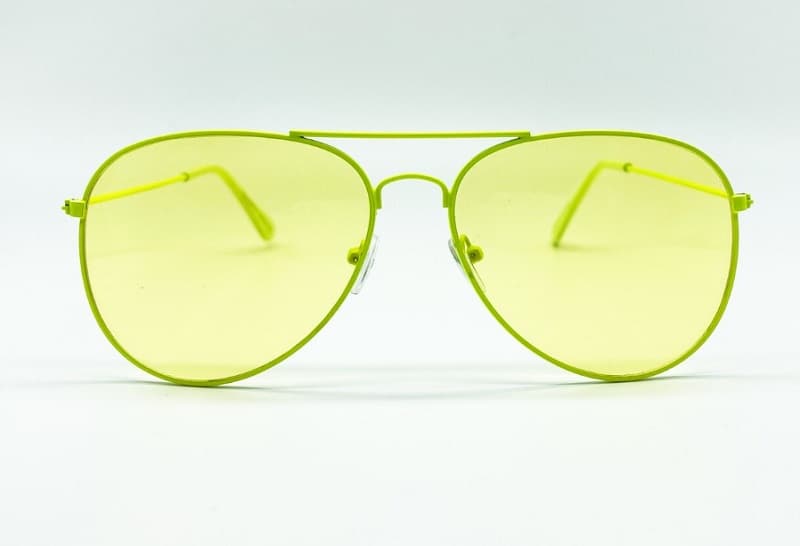 Tròng kính cận màu vàng có rất nhiều ưu điểm