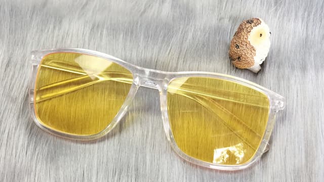 Tư vấn: Tròng kính cận màu vàng phối gọng và đồ thế nào đẹp