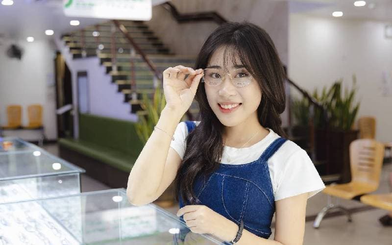 Tròng kính cận nữ giá tốt