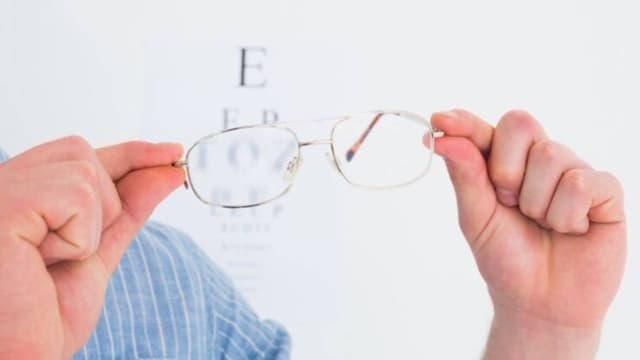 Tròng kính cận tốt giá bao nhiêu – Những điều cần biết