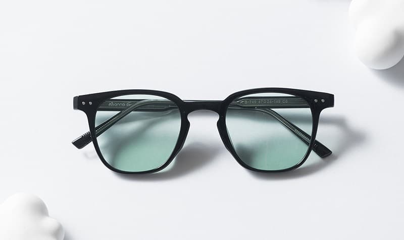 Tròng kính đổi màu cận có hai chức năng chính là điều chỉnh độ cận và chống tia UV