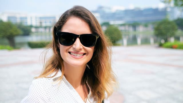 Chọn tròng kính đổi màu tốt để bảo vệ đôi mắt