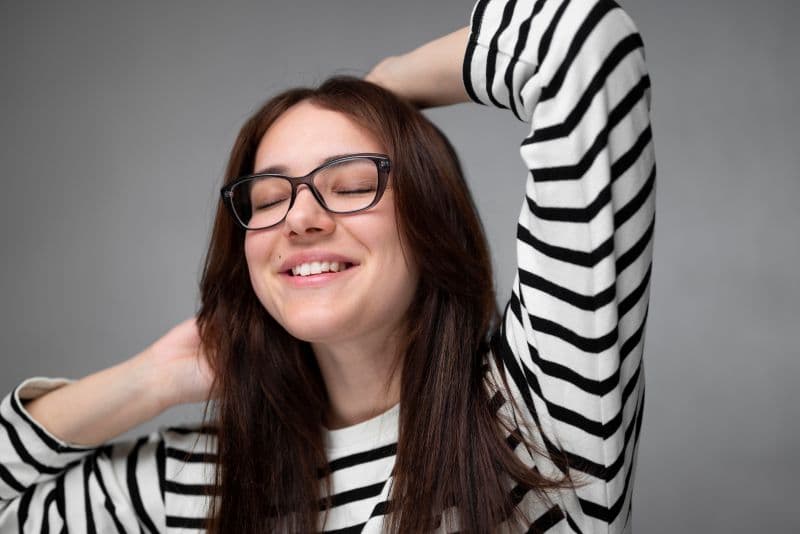 Khi ở trong nhà hoặc trong điều kiện ánh sáng yếu, tròng kính sẽ có màu trong suốt như kính thông thường.