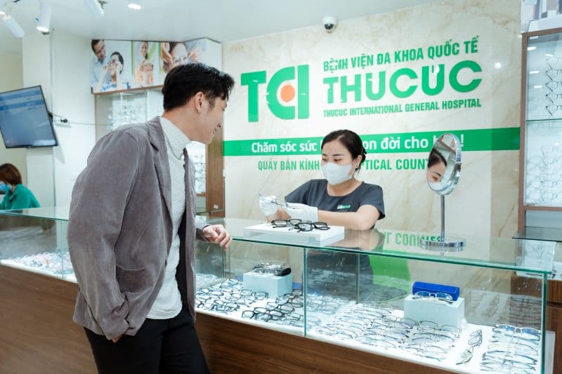 tròng kính đổi màu tốt