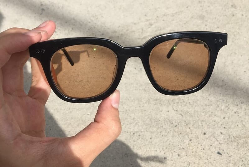 Tròng kính chất lượng sẽ chuyển đổi màu rất mượt