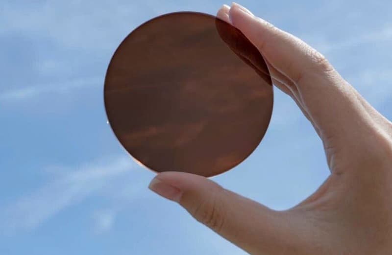 Hình ảnh tròng kính đổi màu nâu trà 