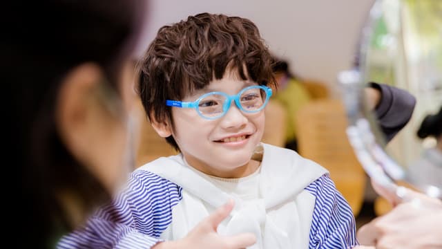 Tư vấn: Cận nặng đeo tròng kính mỏng có tốt không