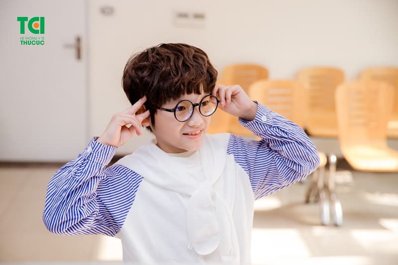 Đeo kính mỏng, nhẹ, người đeo cảm thấy thoải mái